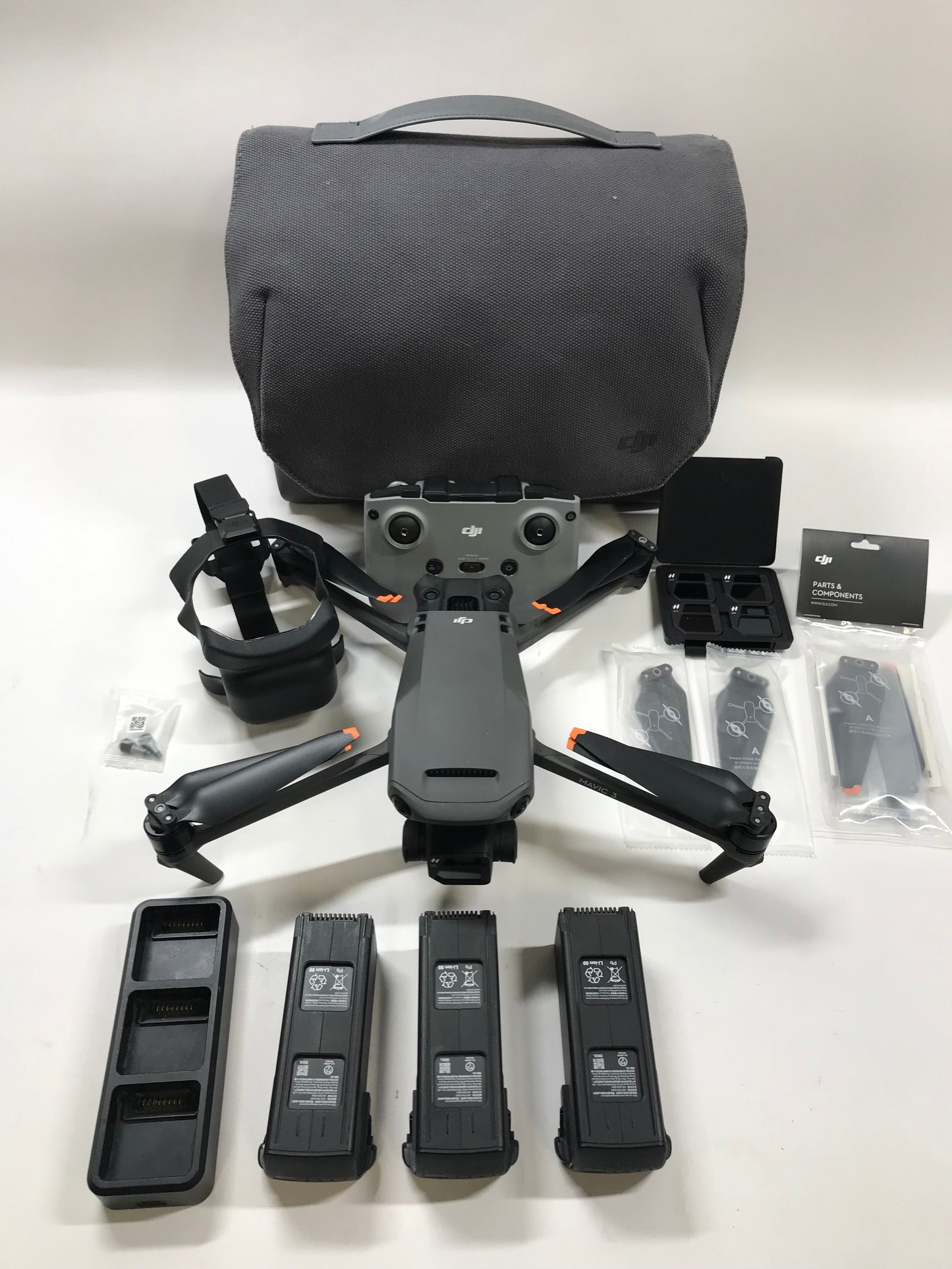 DJI Mavic 3 4K Quadcopter Camera Drone L2A Fly More Combo & Bag